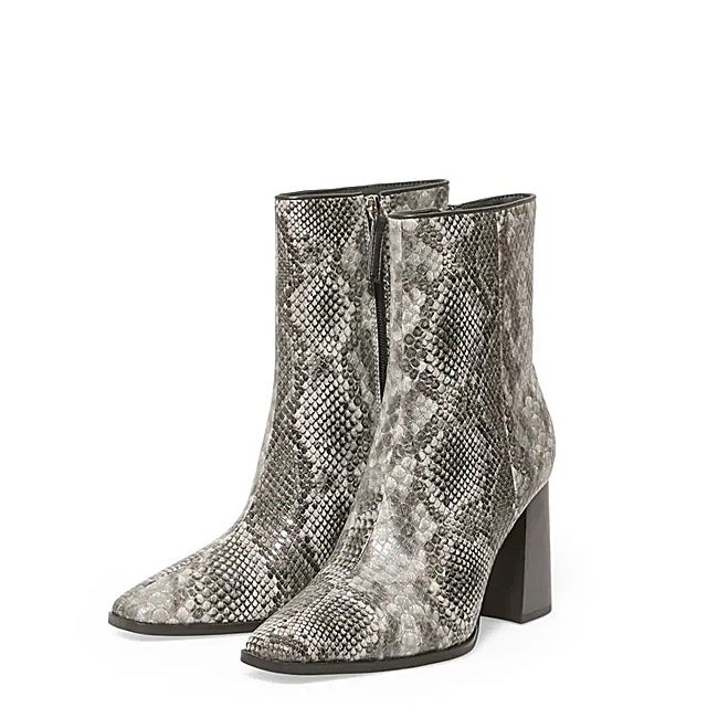 Botines con estampado animal de Sfera (35,99 euros)