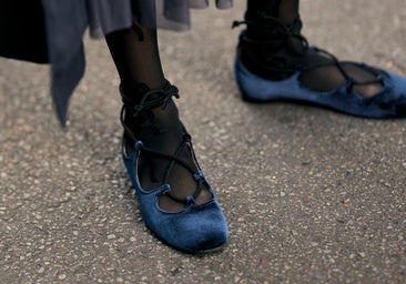 Mujer con bailarinas de terciopelo