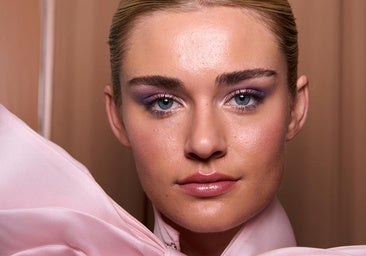 Un maquillaje de cejas marcado.