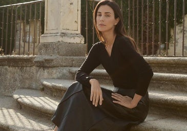 Las más elegantes lo tienen claro: necesitas una falda midi efecto piel