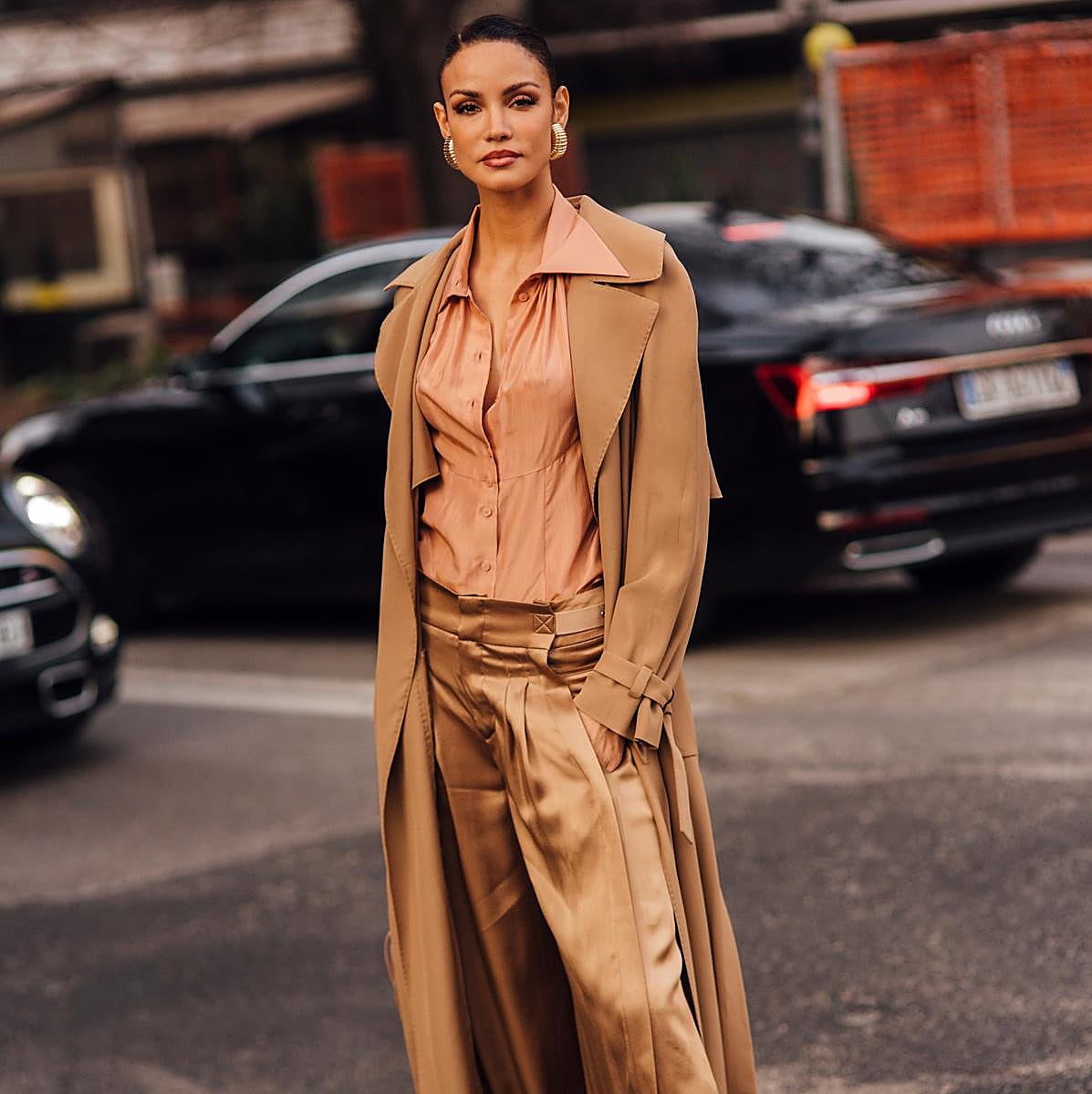 Mujer con pantalones satinados