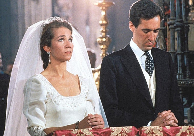 La infanta Elena y Jaime Maricharlar, el día de su boda.
