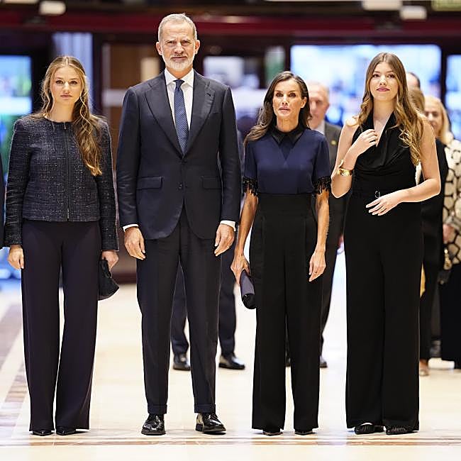 Los reys Felipe y Letizia junto a sus hijas, la princesa Leonor y la infanta Sofía, presiden el concierto antesala.