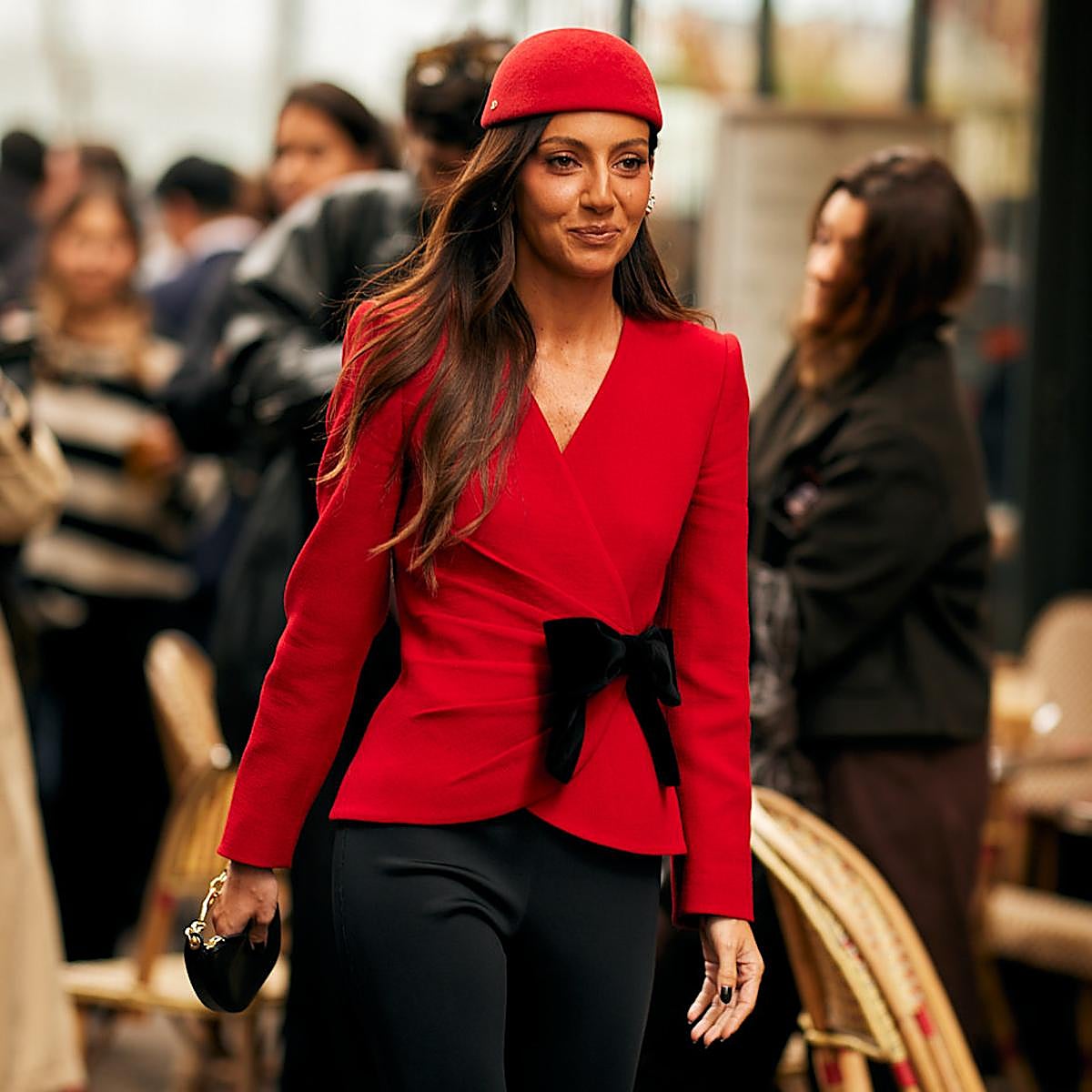 Mujer con chaqueta con detalle de lazo