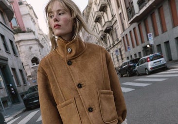 Si quieres renovar por completo tu look de nueva temporada invierte en este tipo de prendas especiales. La chaqueta o el abrigo reversible es la pieza imprescindible de la temporada.