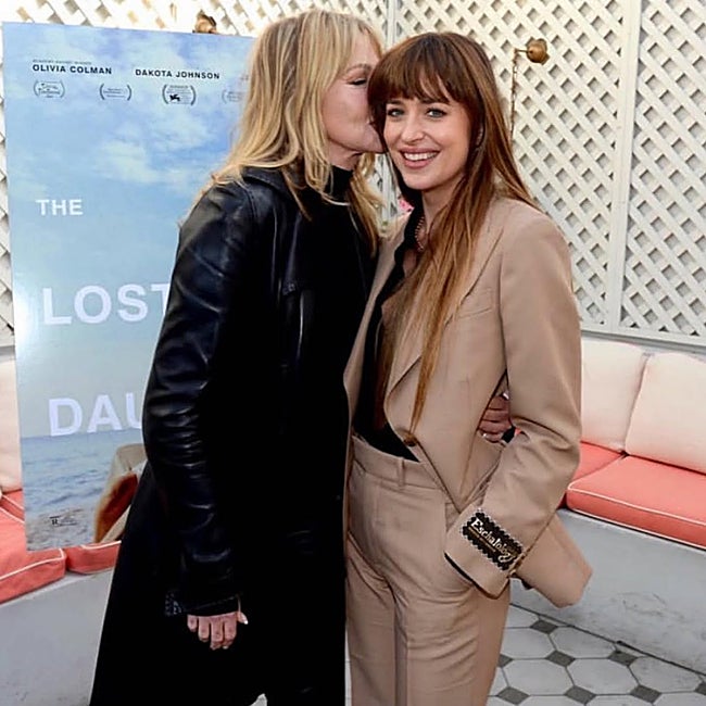 Dakota Johnson en un tierno momento junto a su madre.
