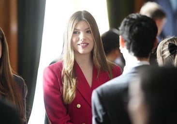 La infanta Sofía, muy favorecida con un traje rojo.
