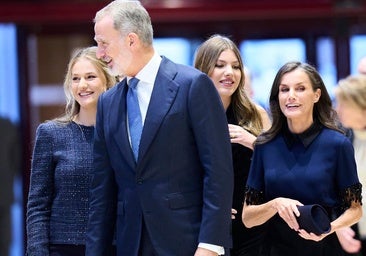 Los reyes Felipe y Letizia y sus hijas, Leonor y Sofía, a su llegada al Auditorio Príncipe Felipe de Oviedo.
