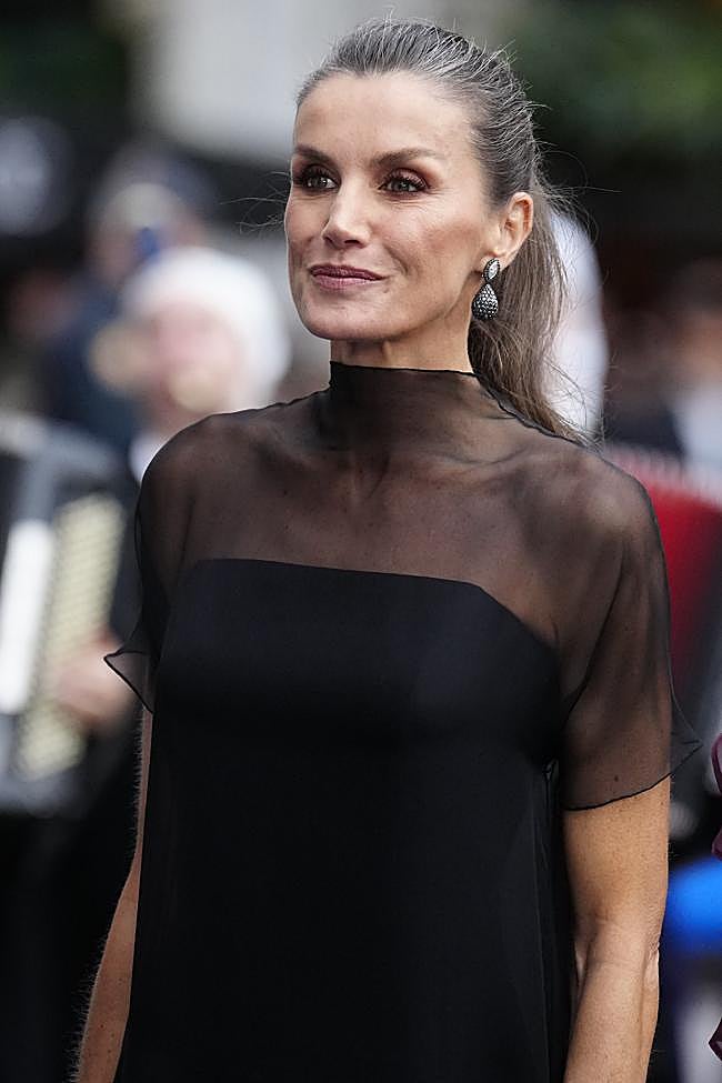 La reina Letizia ha llevado una elegante coleta de altura media.