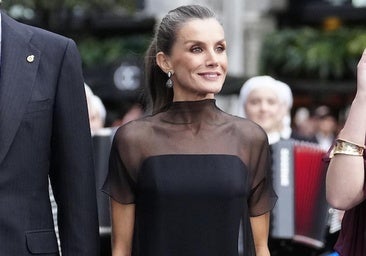 La reina Letizia con vestido de tul y transparencias en los Premios Princesa de Asturias 2025.