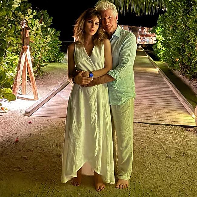 Los Gere, en el jardín de su casa madrileña.