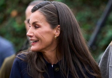 La reina Leizia pasó algo de frío durante la visita a Valdesoto, Premio Pueblo Ejemplar de Asturias 2025.