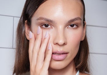 La manicura glow tendencia.