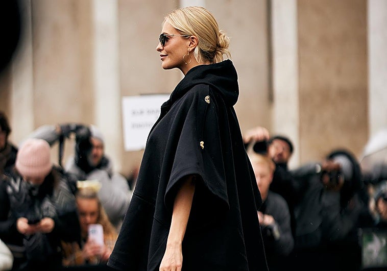Un look de street style con capa.