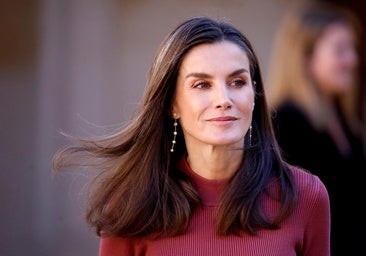 La reina Letizia con un vestido adquirido en Mía Moda, de Algemesí, y unos pendientes de Sure, de Alfafa.