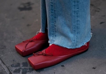 Mujer con bailarinas rojas