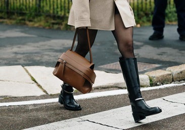 Un look con botas negras altas.