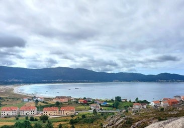 La aldea de Caldebarcos está al norte del gran arenal de Carnota.