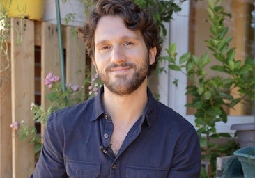 Ignacio Guió en la terraza de su casa durante la entrevista con Mujerhoy.