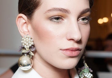 Una modelo con cejas y pestañas marcadas.