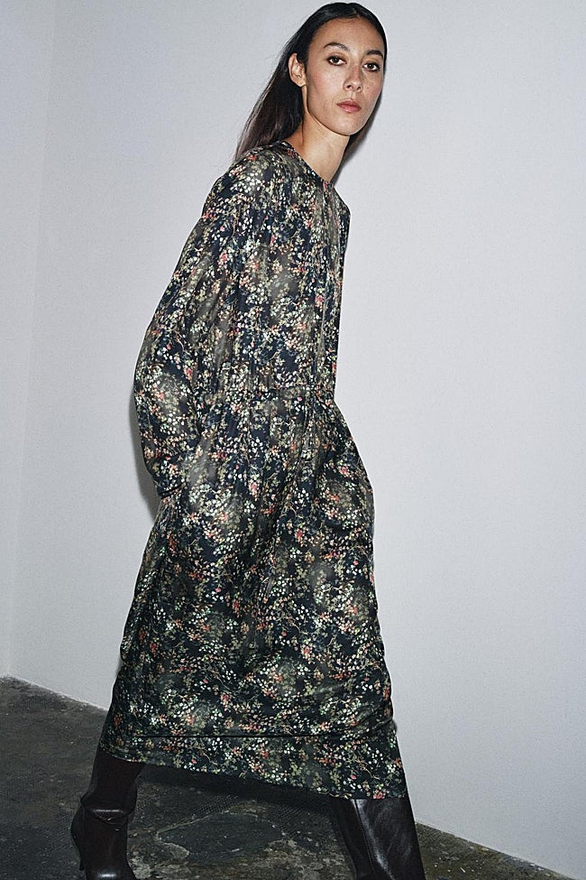 Vestido estampado con flores de Zara (3 9,99 euros)