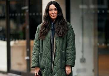 Mujer con abrigo acolchado