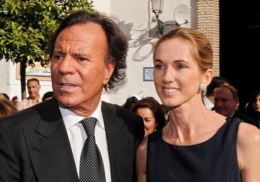 Julio Iglesias junto a su esposa, Miranda Rijnsburger.