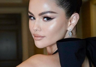 Selena Gómez con un moño pulido alto.