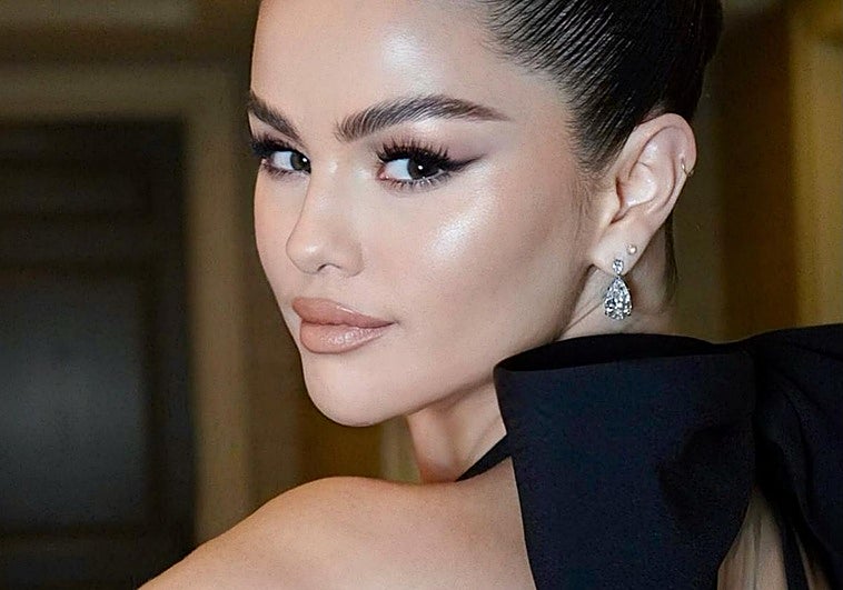 Selena Gómez con un moño pulido alto.