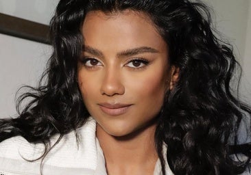 Simone Ashley con el pelo rizado.