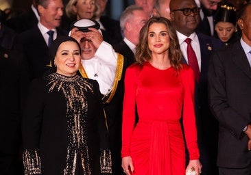 Rania de Jordania, en Egipto con un vestido de color rojo.