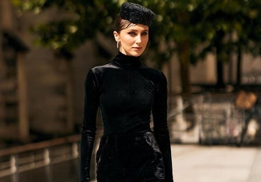 Mujer con vestido de terciopelo