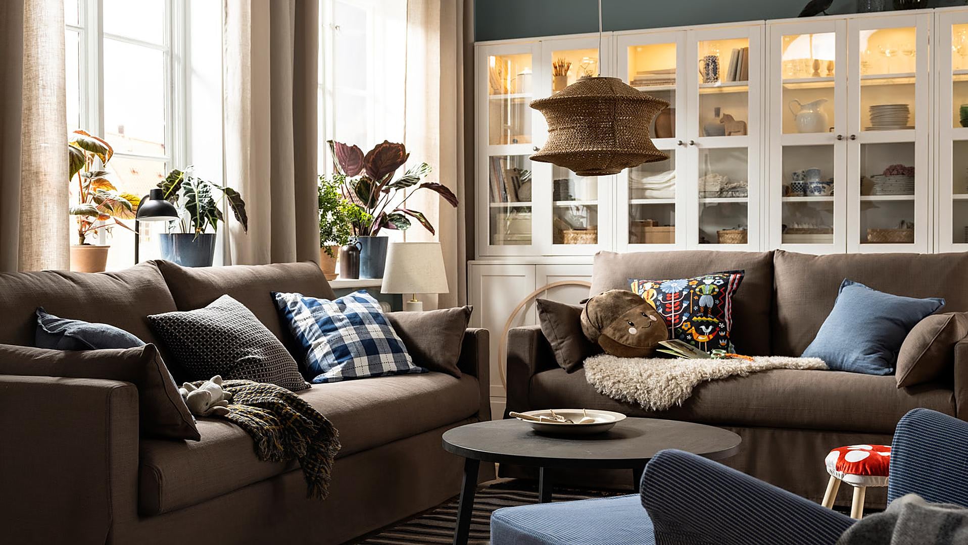 IKEA rebaja sus muebles de salón más bonitos y prácticos: estanterías elegantes, mesas extensibles y un sillón icónico