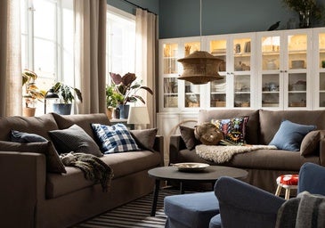 IKEA rebaja sus muebles de salón más bonitos y prácticos: estanterías elegantes, mesas extensibles y un sillón icónico