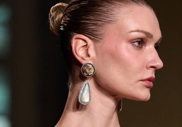 Un maquillaje con colorete marcado.