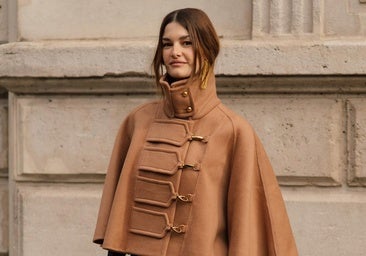 Las más elegantes prefieren los abrigos capa para llevar el frío con estilo esta temporada