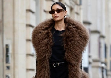 Los abrigos de pelo que tienes que empezar a fichar para llevar de la oficina a la cena de Navidad