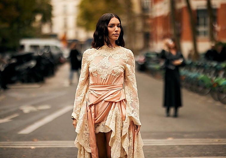 Look de street-style en la Semana de la Moda de París.