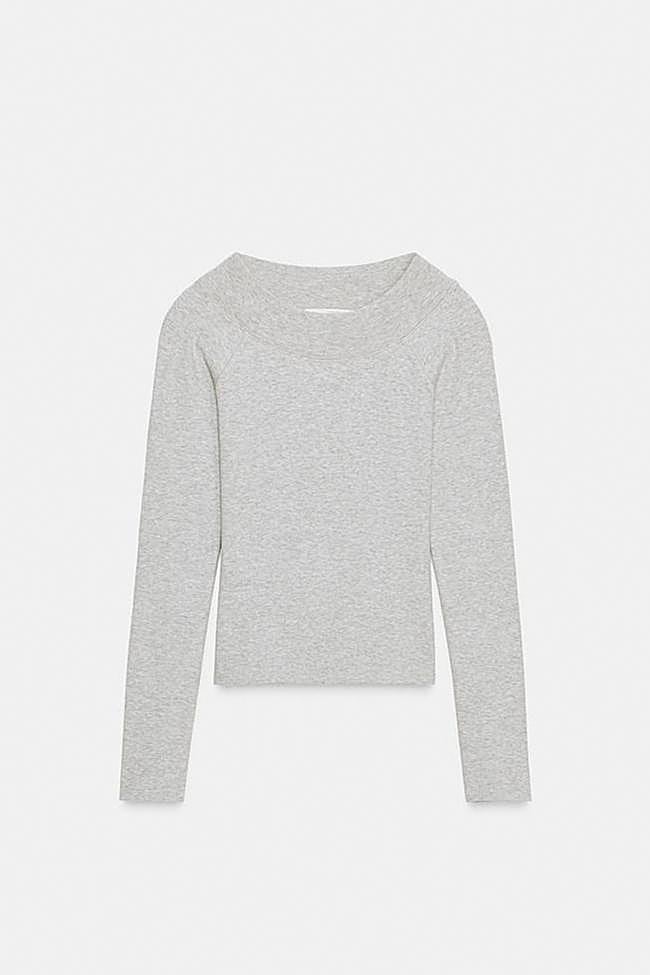 Camiseta en gris con cuello rib de Zara.