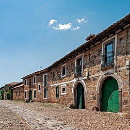 El pueblo para volverte a enamorar de León: calles empedradas, portones en verde y el riquísimo cocido maragato