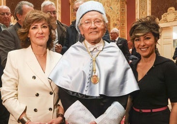 Fernando Ónega, entre su mujer, Ángela Rodrigo, y su hija, Sonsoles Ónega.