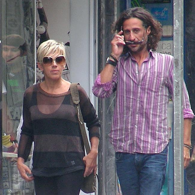 Ana Torroja y Rafel Duque paseando por Madrid.