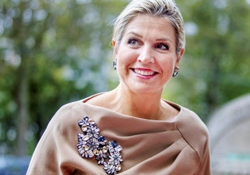 La colección de broches de Máxima de Holanda: de su última pieza gigante, al diseño de una española