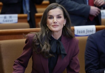 La reina Letizia se despide de China: visita una Universidad de Pekín con un look muy elegante