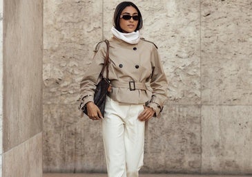 Mujer con look de invierno con pantalones blancos