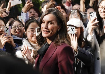 La reina Letizia se dejó fotografiar por sus fans chinas, muchas de ellas estudiantes de Filología Hispánica en la universidad.