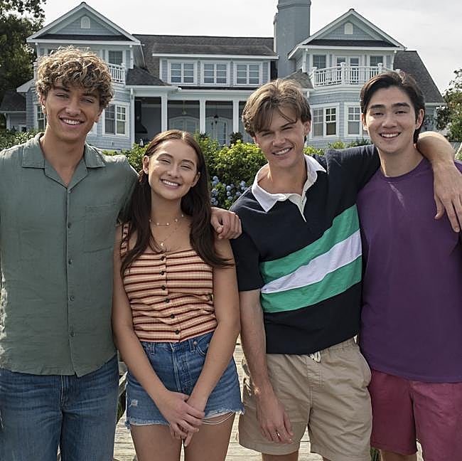 Los protagonistas de El verano que me enamoré, la serie de Prime Video que ha despertado la nostalgia entre las millennials.
