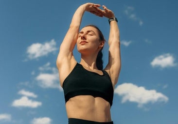 Mujer haciendo estiramiento al aire libre.