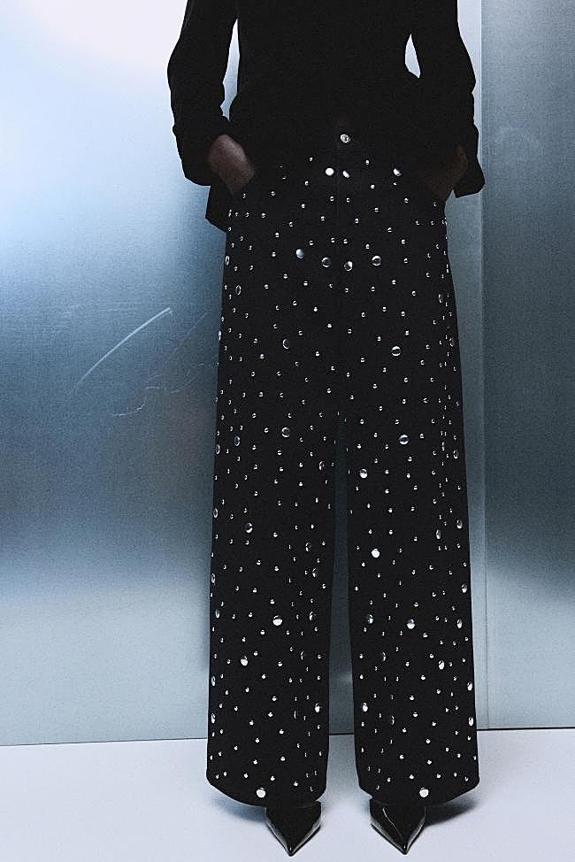 Vaqueros negros de Mango (59,95 euros)