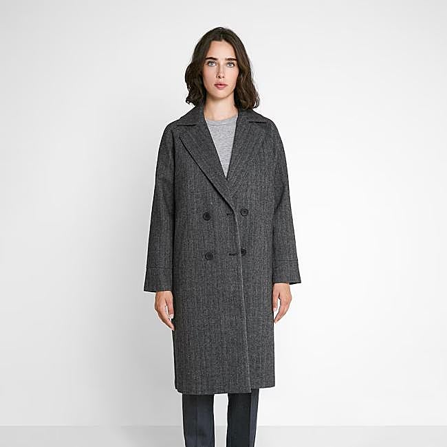 Abrigo gris con raya diplomática de Trucco, 180 euros.